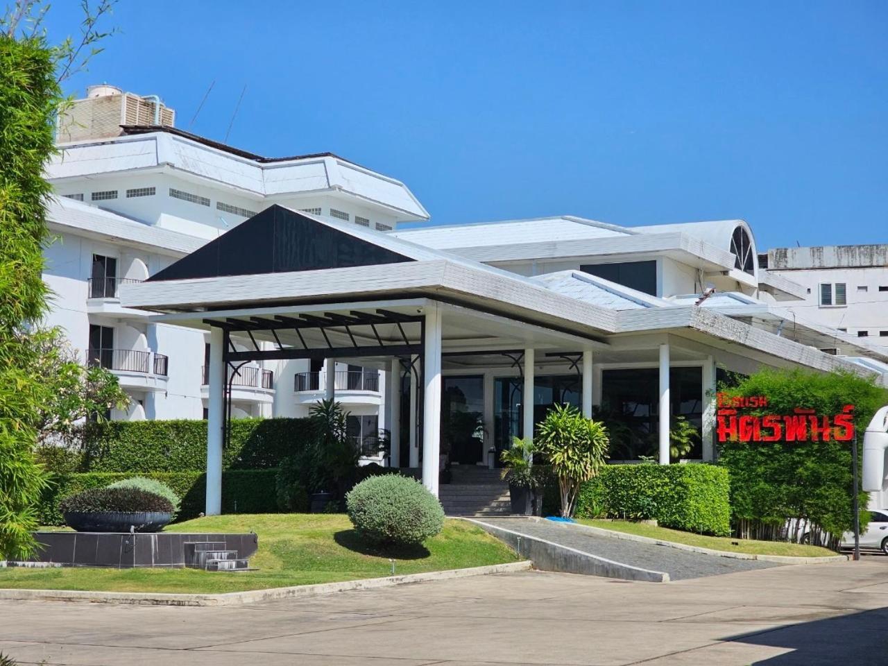 Mittapan Hotel Kanchanaburi Bagian luar foto